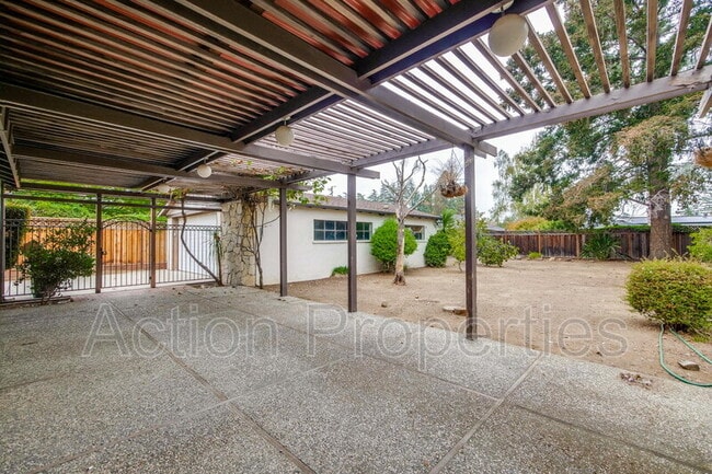 Building Photo - 649 Hollingsworth Dr