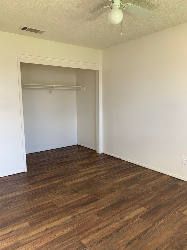 Building Photo - 3 bed 2 bath