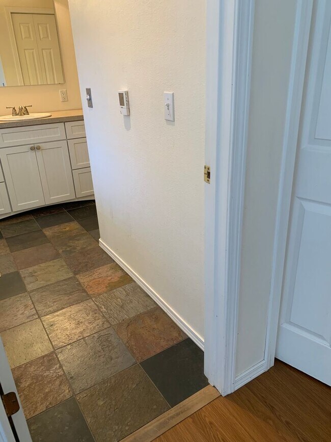 Building Photo - Charming Single-Level Rancher – 2 Bed, 2 Bath