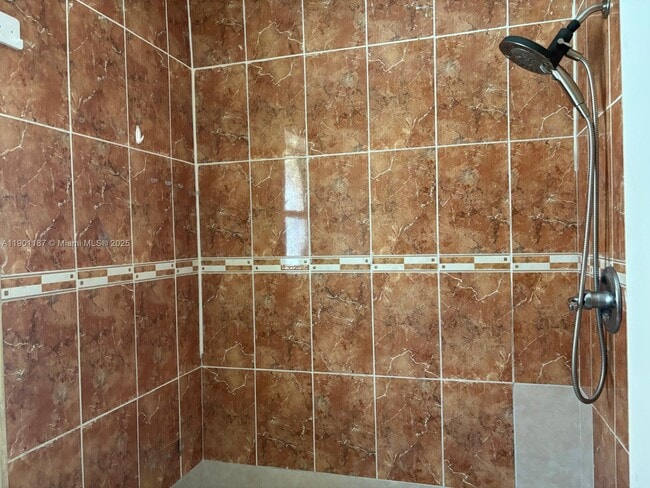 Building Photo - 6541 SW 41st Ct