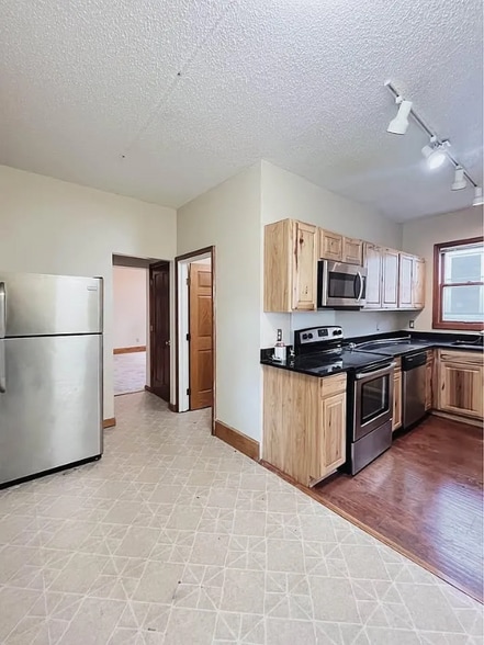 Building Photo - 962 6th St E