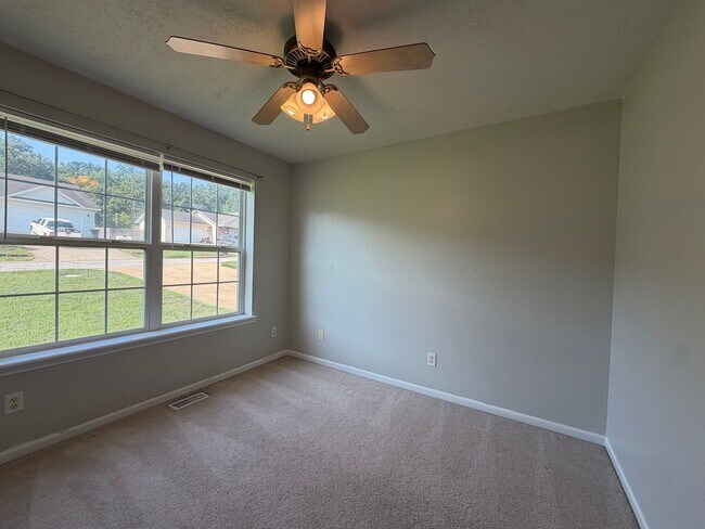 Building Photo - Spacious 4 Bedroom Home located in Woodland Hills Subdivision