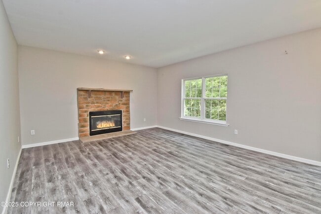 Building Photo - 557 Marco Way