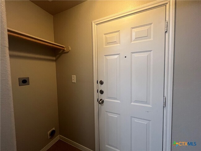 Building Photo - 1401 Loyal Ln