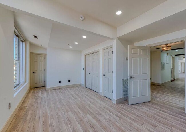 Building Photo - Fabulous ENTIRE 5th Floor DOWNTOWN 4/3.5 L...