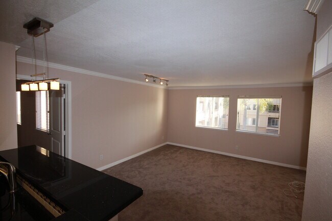 Building Photo - 2 Bedroom Upgraded Condo Close to UCSD - H...