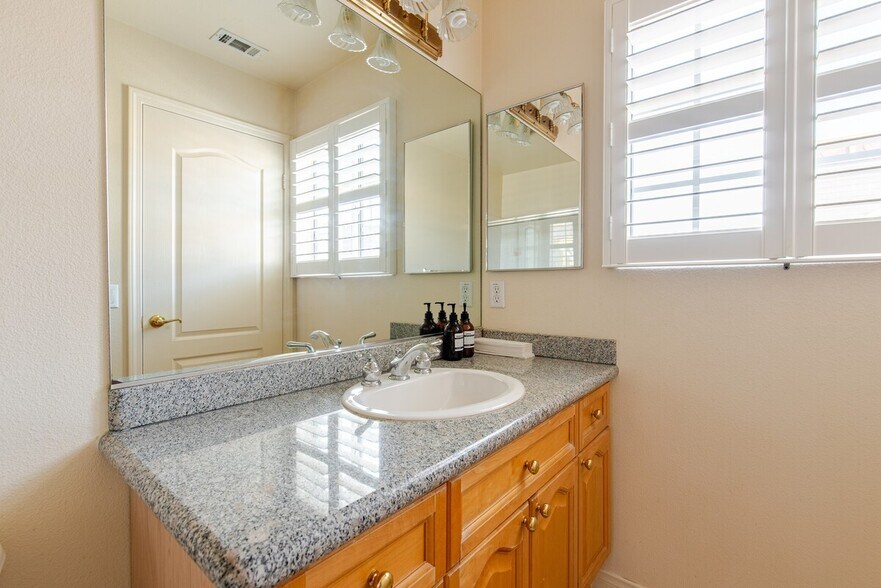 Building Photo - 199 N Lincoln Ave