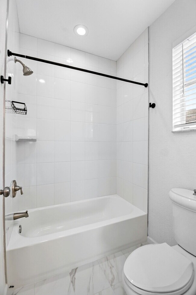 Building Photo - "Charming 2-Bed, 2-Bath Oasis in Riviera Beach – Your Perfect Retreat!"