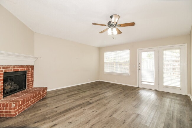 Building Photo - 1032 Springcreek Dr