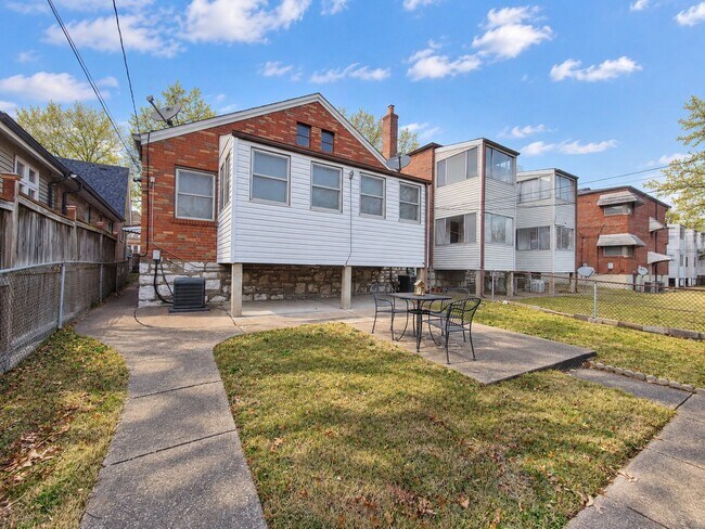 Building Photo - 6634 Devonshire Ave