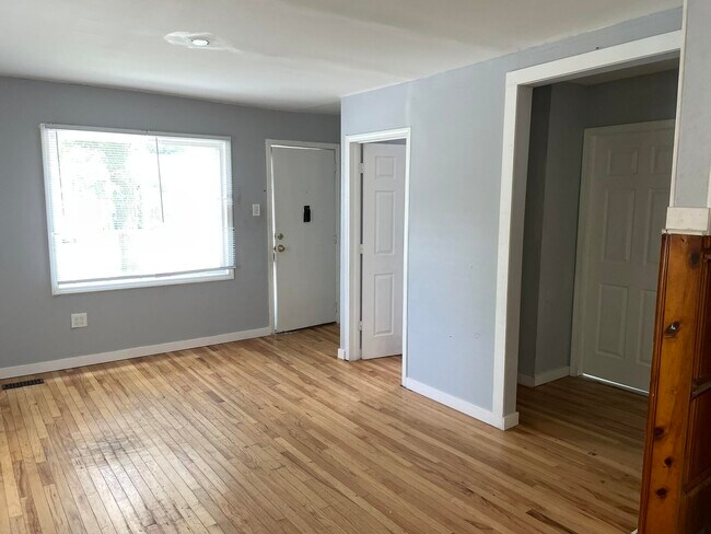 Building Photo - 1504 E Meyers Ave