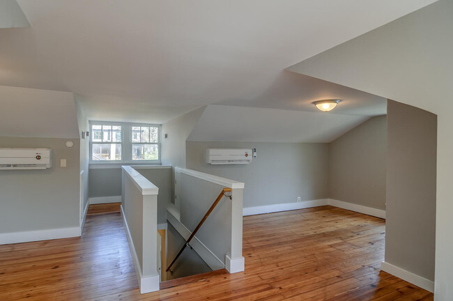 Building Photo - East Nashville Cottage!