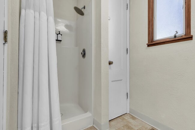 Building Photo - 689 Butte Ave