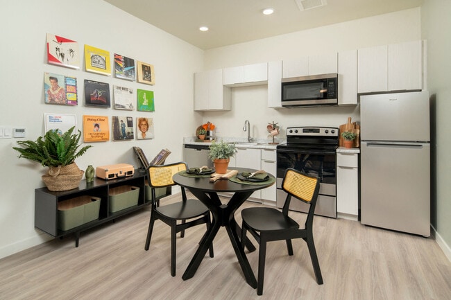 Studio - Kitchen & Dining Area - Streamliner 67th