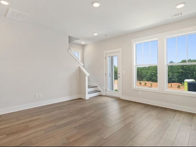 Building Photo - 4 Bedroom Townhome in Spartanburg