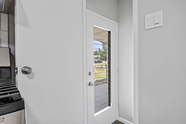 Building Photo - 906 Chula Dr