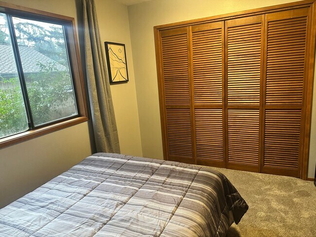 Building Photo - Super Comfortable Furnished Short term rental