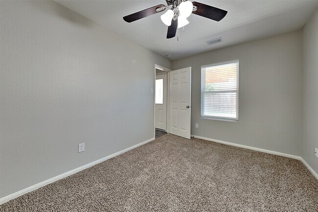 Building Photo - 16731 N Blue Jay Dr