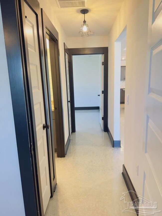 Building Photo - 6408 Sarasota St