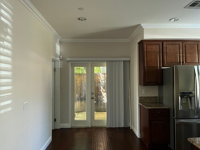 Building Photo - Beautiful Four Bedroom Townhouse in Pasadena