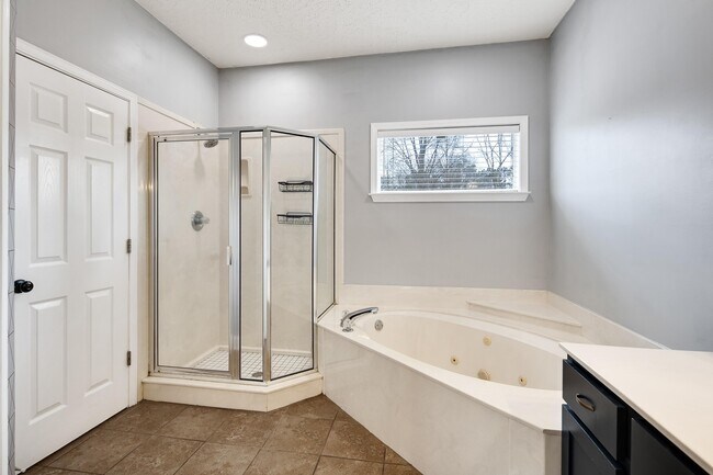 Building Photo - 115 Cottonwood Dr