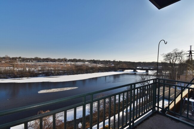 Building Photo - 160 S River St