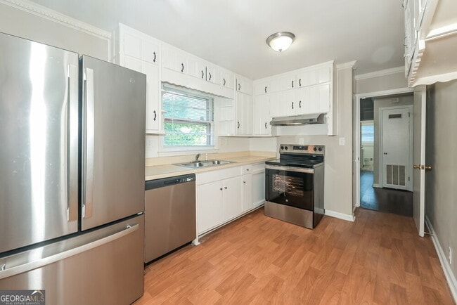 Building Photo - 1090 Longshore Dr
