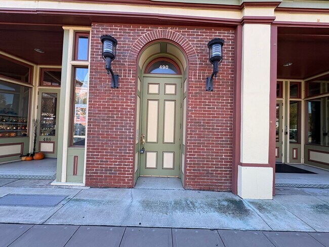 Primary Photo - 490 Poplar St