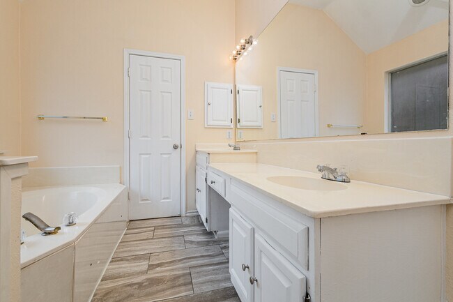 Building Photo - 704 White Oak St