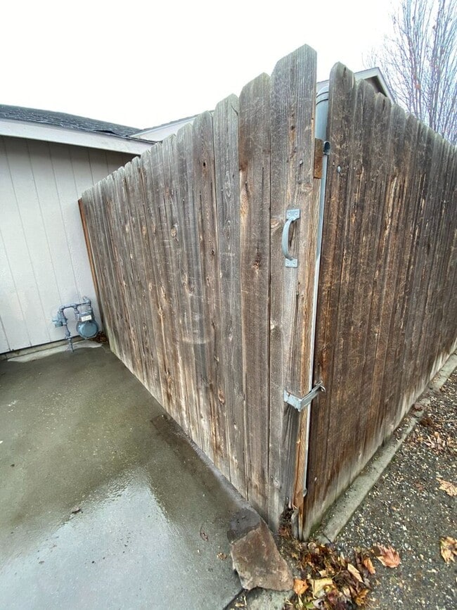 Building Photo - 8807 W Bonnie Ave