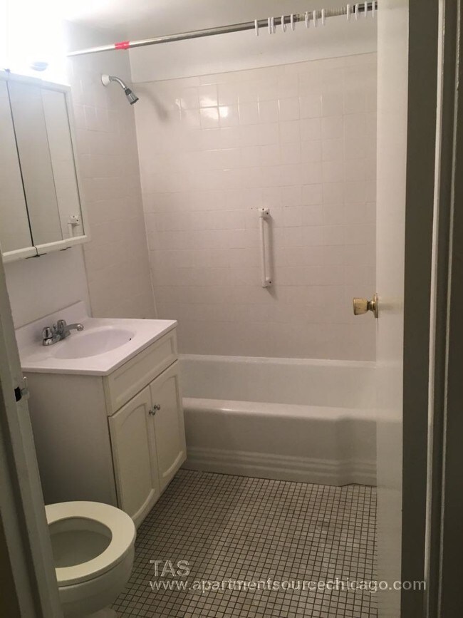 Building Photo - 6821 N Sheridan Rd