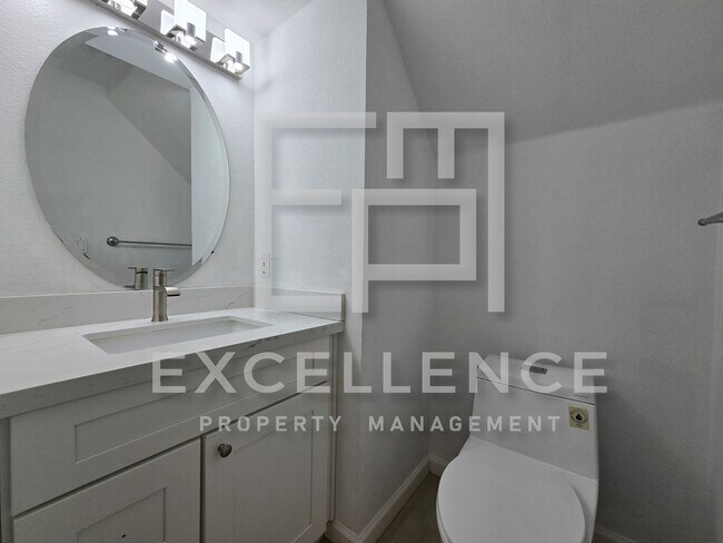 Building Photo - Beautifully Updated 3/2.5 House with Open ...