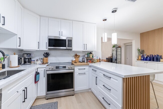 Building Photo - 1020 SW 31st Ave