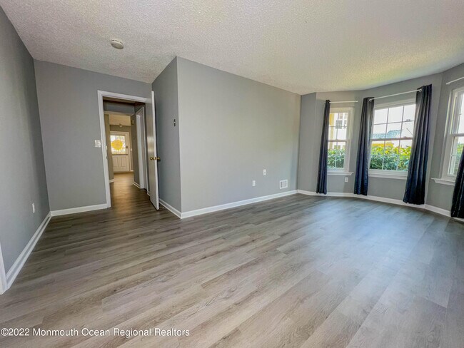 Building Photo - 313 Tulip Ln