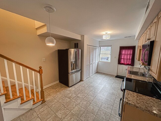 Building Photo - Beautiful 2 Bedroom 1 Bath Townhouse in Fa...