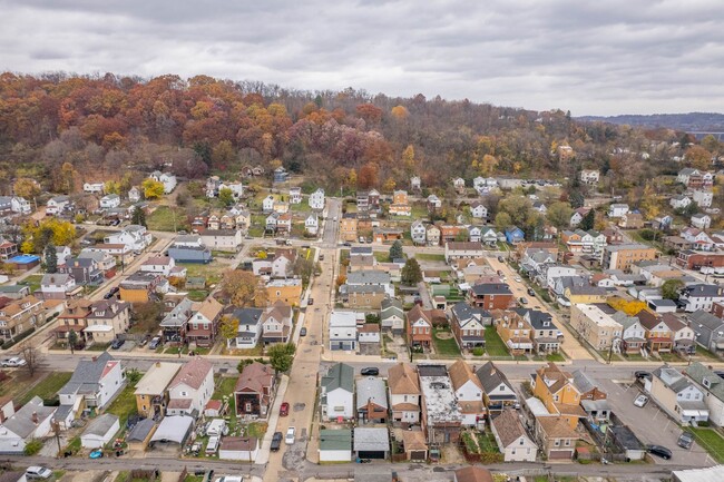 Building Photo - NEWLY UPDATED 2 BEDROOMS IN MCKEES ROCKS! ...