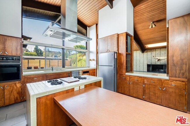Building Photo - 5961 Wrightcrest Dr