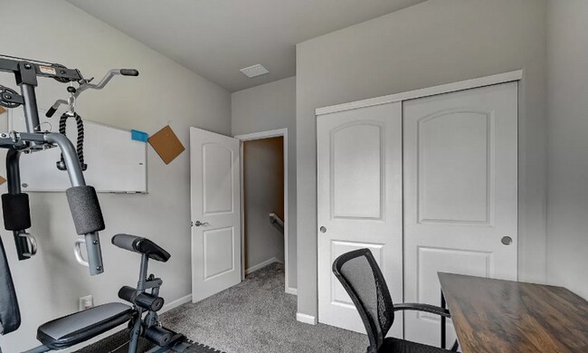 Building Photo - Charming town-home style condo Coming June 2026!