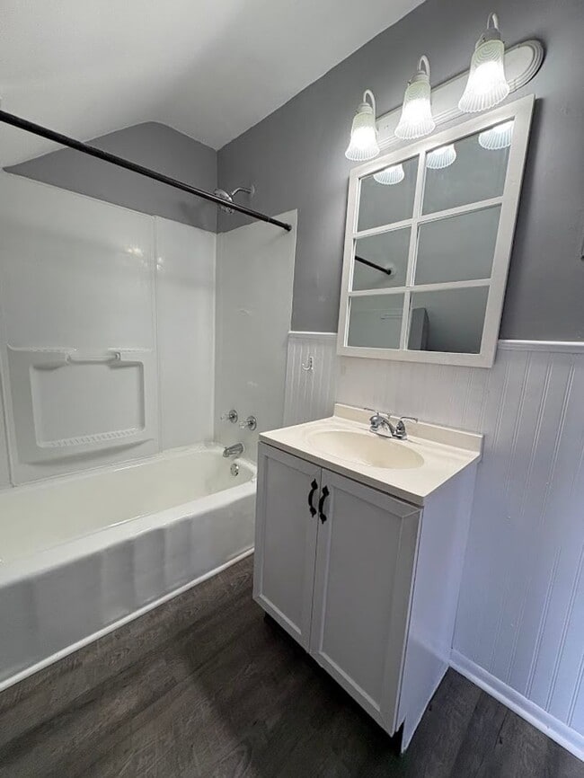 Building Photo - Three bedroom two bathroom home for rent