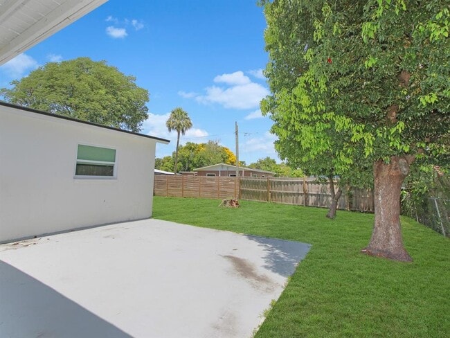 Building Photo - 2806 Bonneville Dr