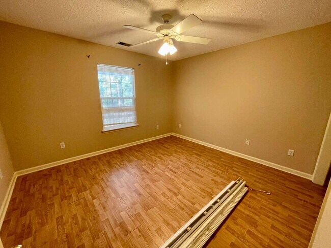 Building Photo - Duplex Apartment Close to Downtown Bluffton!