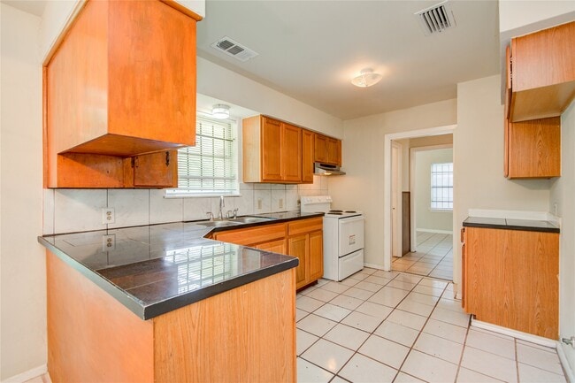Building Photo - 9526 Balsam Ln