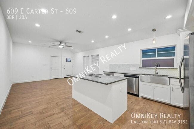 Building Photo - 609 E Carter St