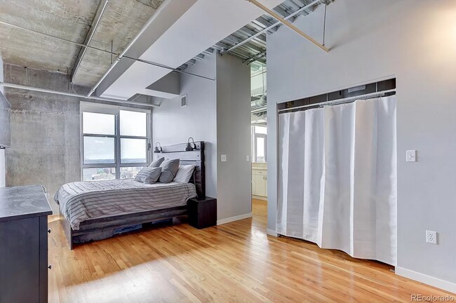 Building Photo - Beautiful and Spacious Loft-Style Condo 1 Bed/1.5 Bath Near Ballpark