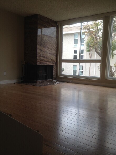 Livingroom & Fire Place - 100 Driftwood St