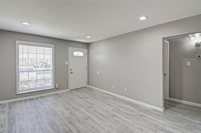 Building Photo - 1104 W Tri Oaks Ln