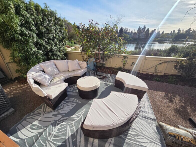 Building Photo - 740 Edgewater Dr