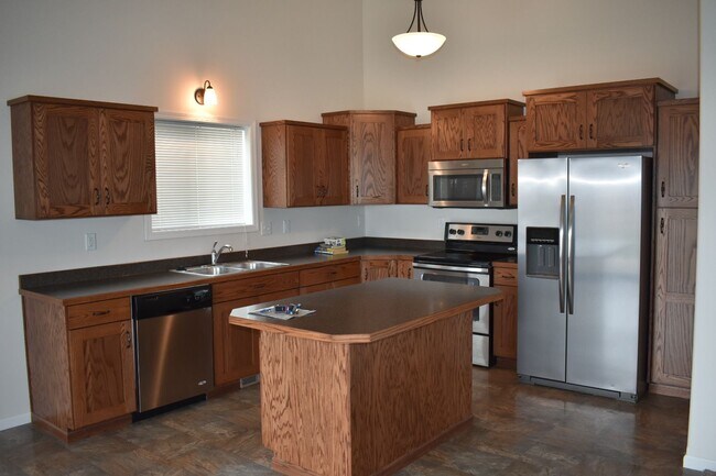 Building Photo - 3 Bed 3 Bath Single Family Home