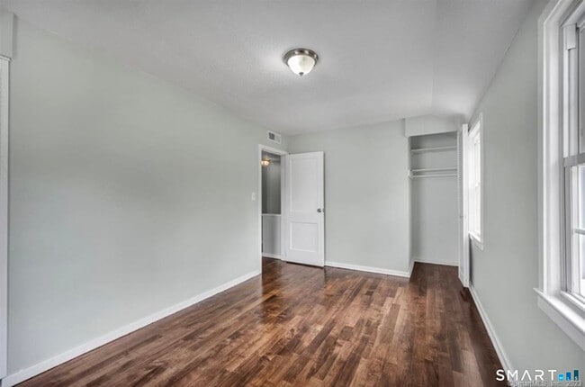 Building Photo - 607 Hartford Rd