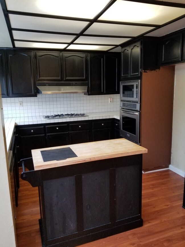 kitchen with center island - 19945 Eagle Ridge Ln